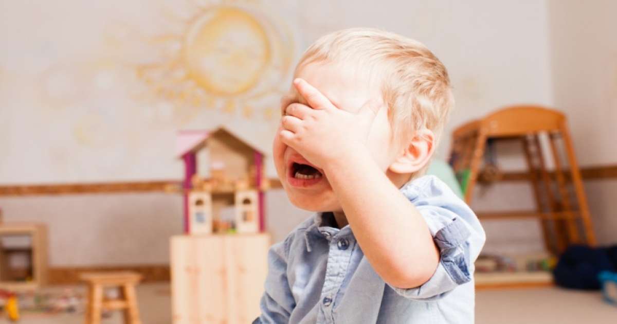 أطفال مكبلي الأيدي داخل محضنة عشوائية بسوسة .. ما الحكاية