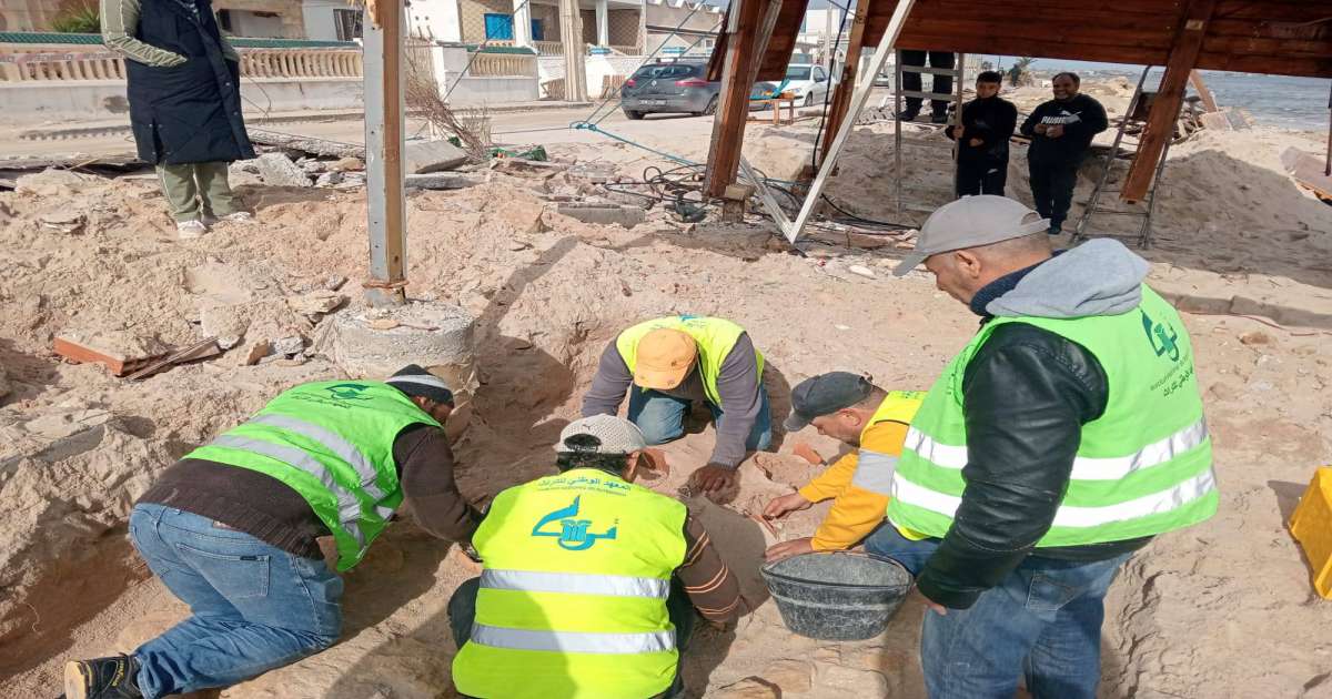 معهد التراث يقوم بحفرية إنقاذ للقبور التي أظهرها المد البحري في سلقطة