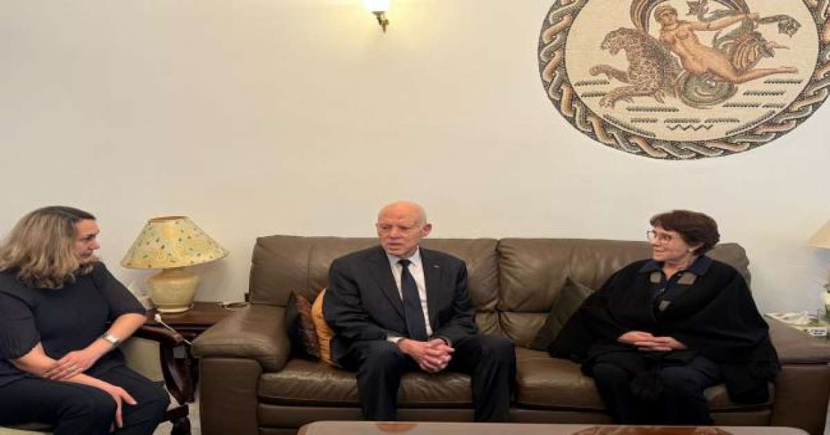 رئيس الجمهورية يؤدي واجب العزاء لعائلة الراحل العميد الصادق بلعيد