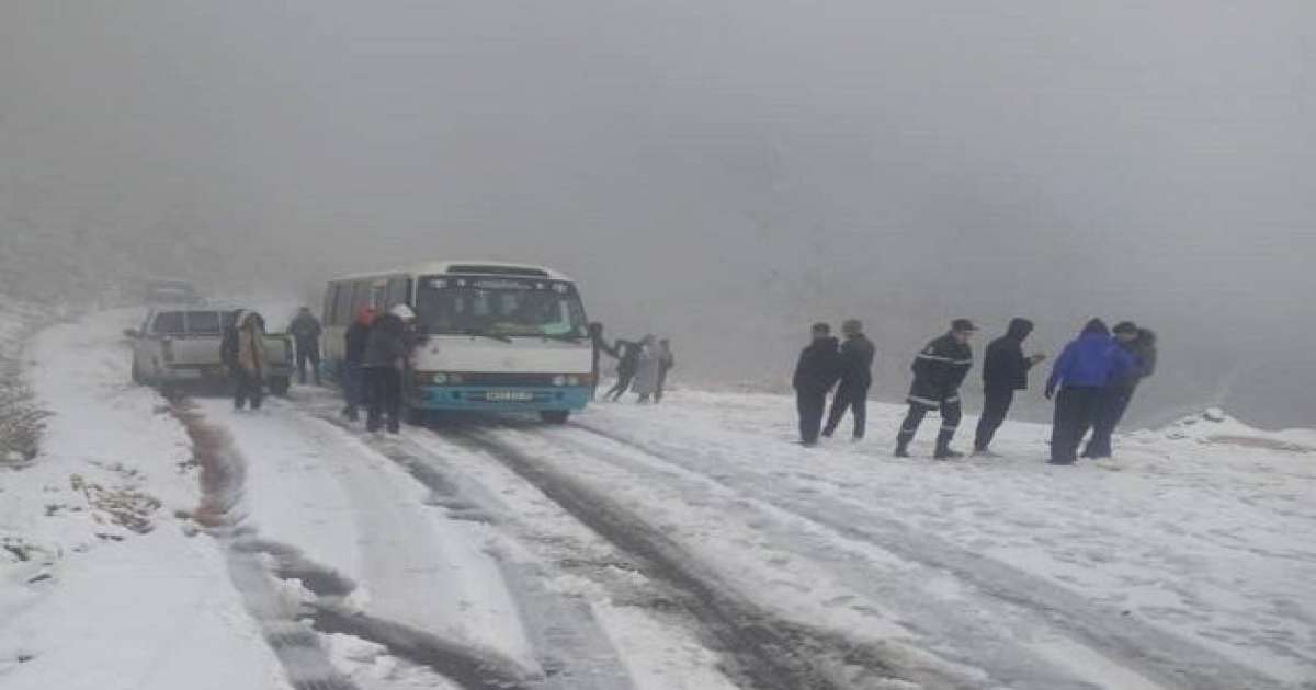 الجزائر: انقاذ 21 شخصا علقوا في الثلوج