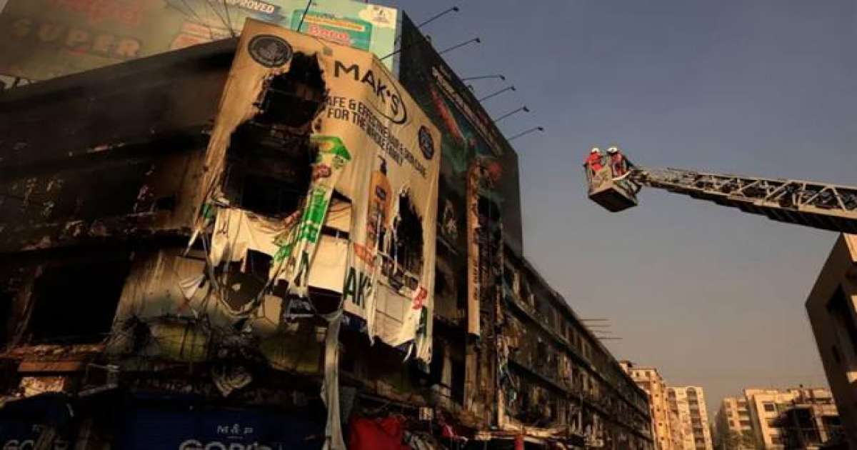 باكستان: 67 قتيلا في حريق بمركز تجاري